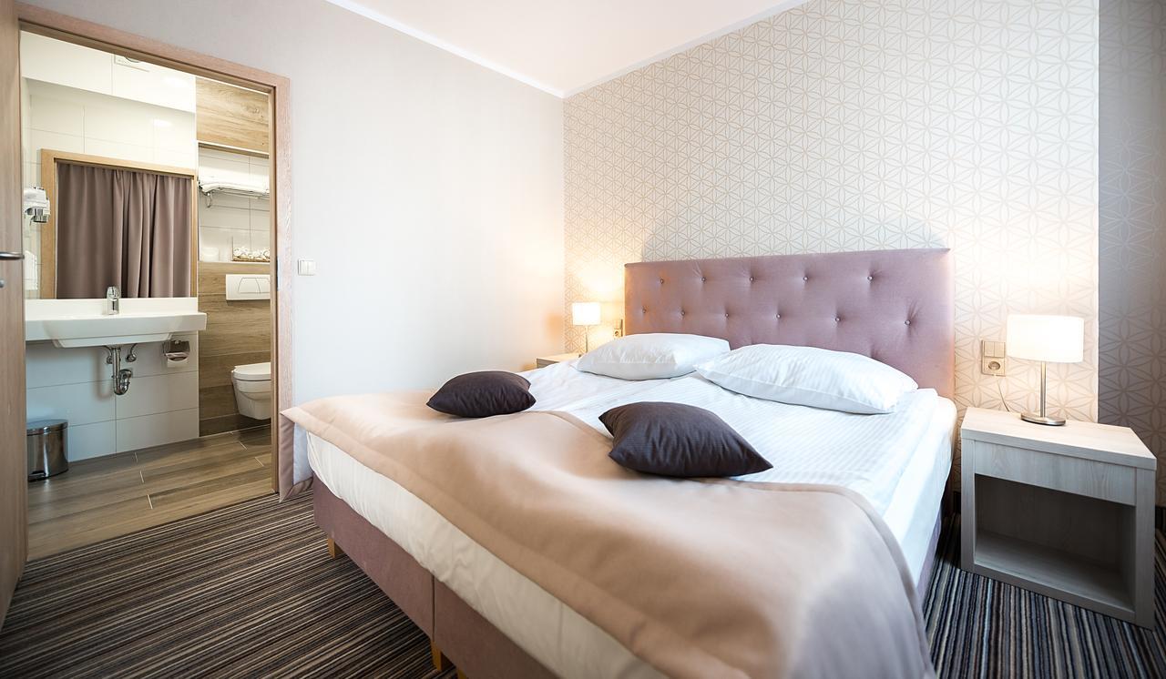 Hotel Almarco Środa Wielkopolska Extérieur photo