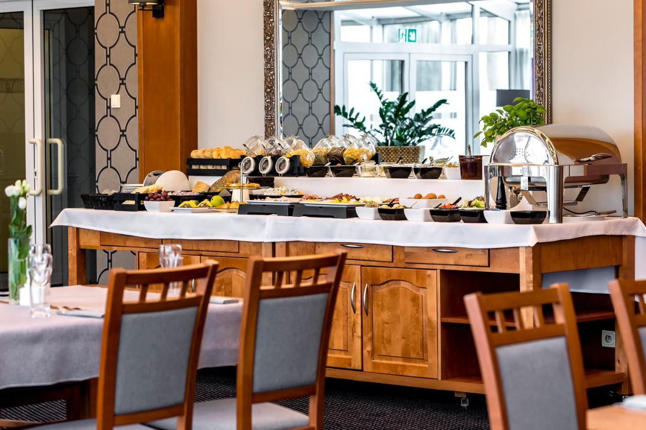 Hotel Almarco Środa Wielkopolska Extérieur photo